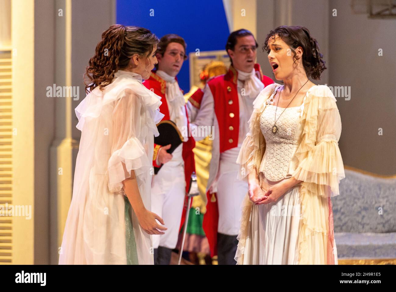 Generalprobe der Oper 'Cosi Fan Tutte' von Wolfgang Amadeus Mozart und Lorenzo Da Ponte, Auditorium Theater von Roquetas de Mar, Almeria, Spanien. Stockfoto