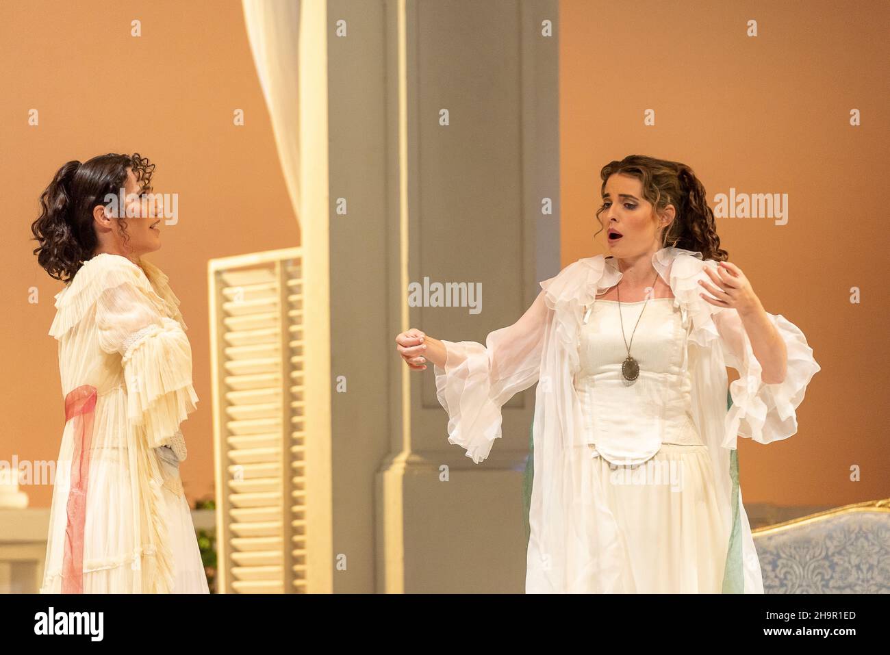 Generalprobe der Oper 'Cosi Fan Tutte' von Wolfgang Amadeus Mozart und Lorenzo Da Ponte, Auditorium Theater von Roquetas de Mar, Almeria, Spanien. Stockfoto