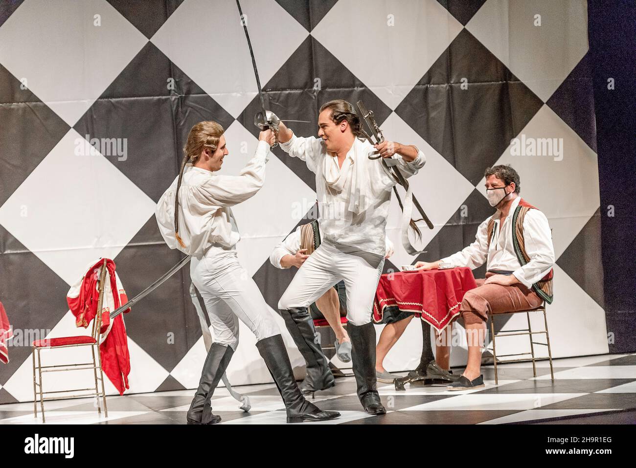 Generalprobe der Oper 'Cosi Fan Tutte' von Wolfgang Amadeus Mozart und Lorenzo Da Ponte, Auditorium Theater von Roquetas de Mar, Almeria, Spanien. Stockfoto