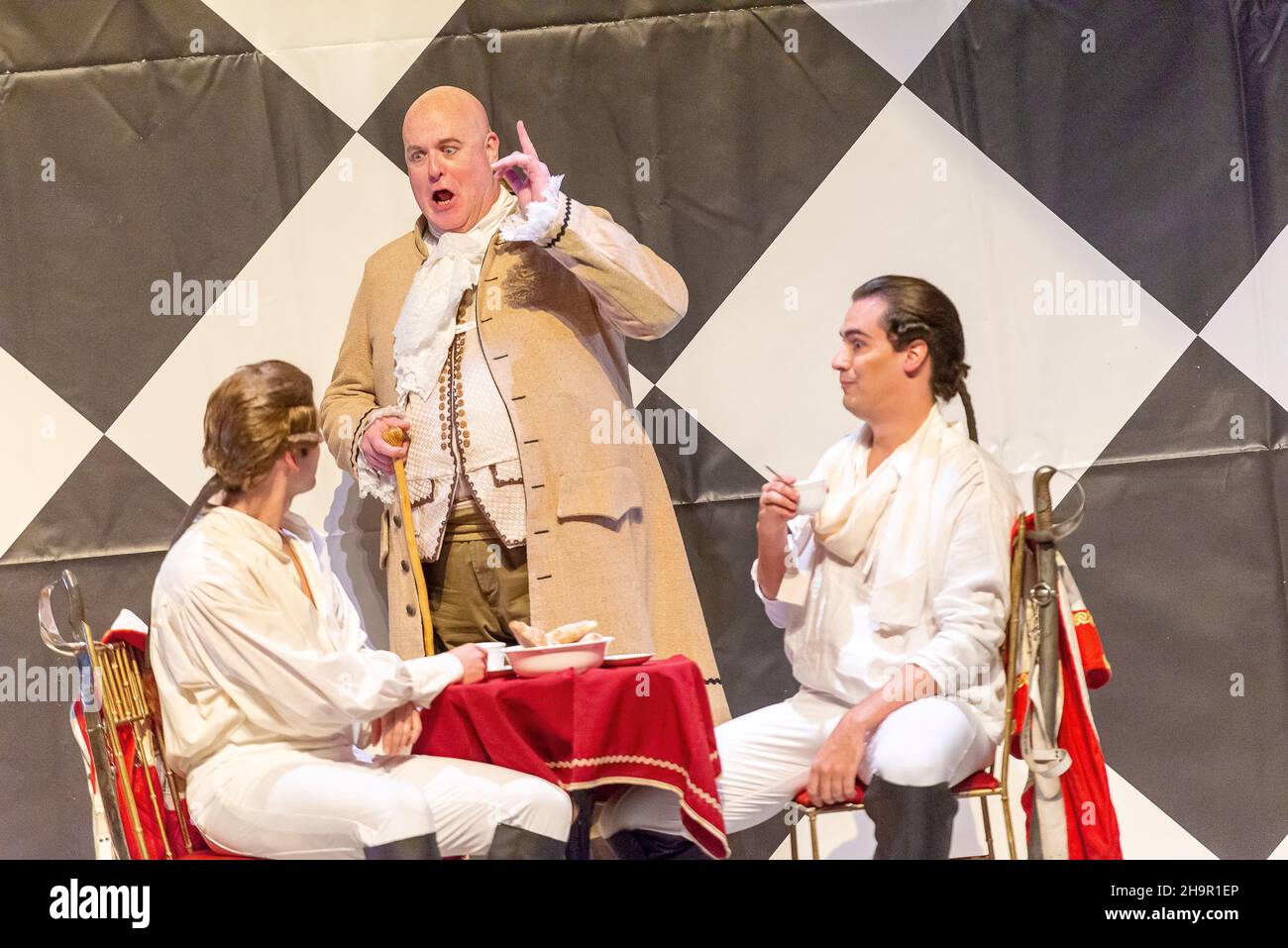Generalprobe der Oper 'Cosi Fan Tutte' von Wolfgang Amadeus Mozart und Lorenzo Da Ponte, Auditorium Theater von Roquetas de Mar, Almeria, Spanien. Stockfoto