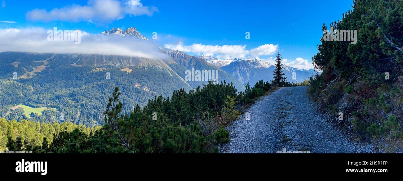 Nebelband und markante Schuttflussrinne auf der Klopaierspitze, Reschen, Reschen, Autonome Provinz Bozen, Südtirol, Italien Stockfoto