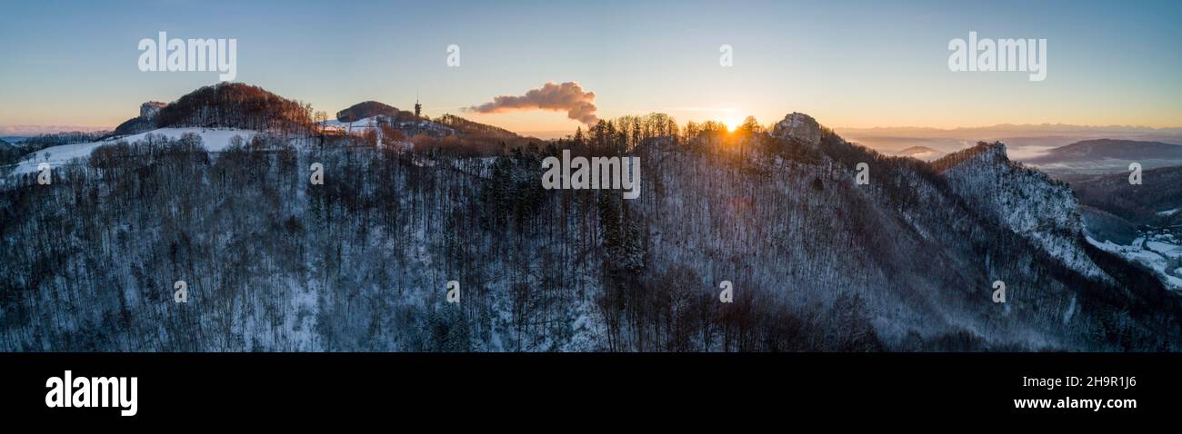 Sonnenaufgang an der Burgruine Frohburg und Geissflue-Gipfelkreuz, Luftaufnahme, Trimbach, Solothurn, Schweiz Stockfoto