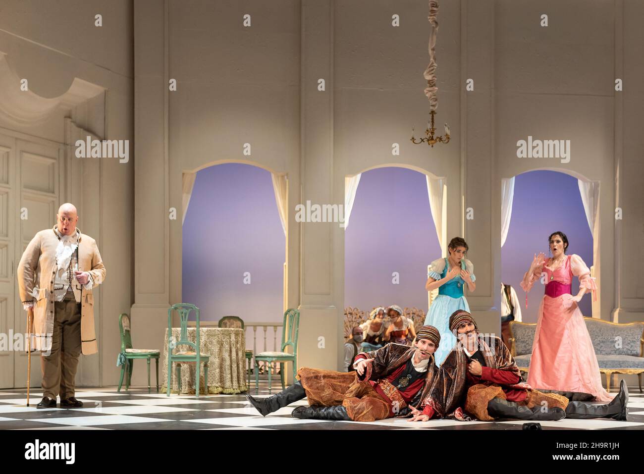 Generalprobe der Oper 'Cosi Fan Tutte' von Wolfgang Amadeus Mozart und Lorenzo Da Ponte, Auditorium Theater von Roquetas de Mar, Almeria, Spanien. Stockfoto