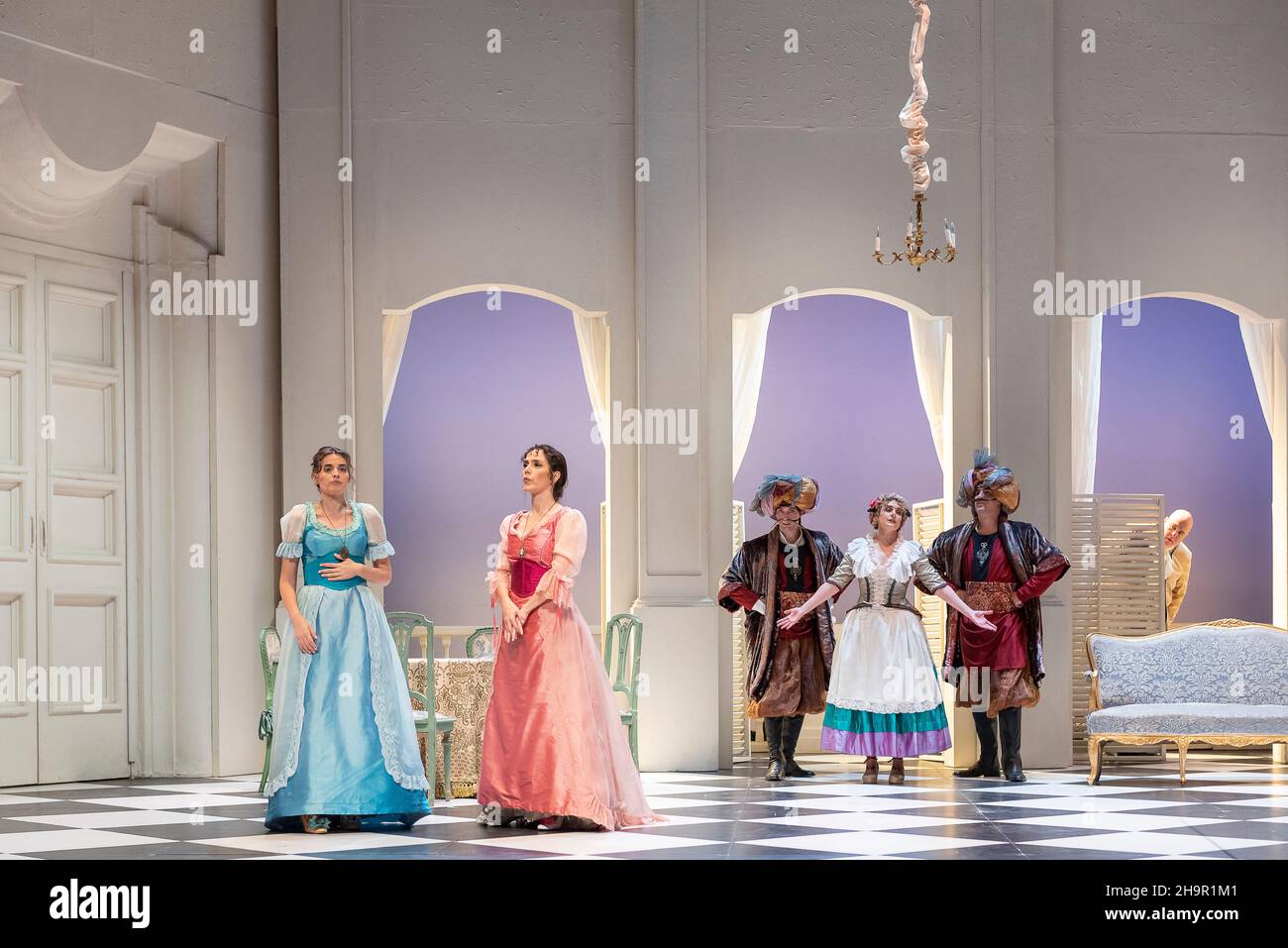 Generalprobe der Oper 'Cosi Fan Tutte' von Wolfgang Amadeus Mozart und Lorenzo Da Ponte, Auditorium Theater von Roquetas de Mar, Almeria, Spanien. Stockfoto