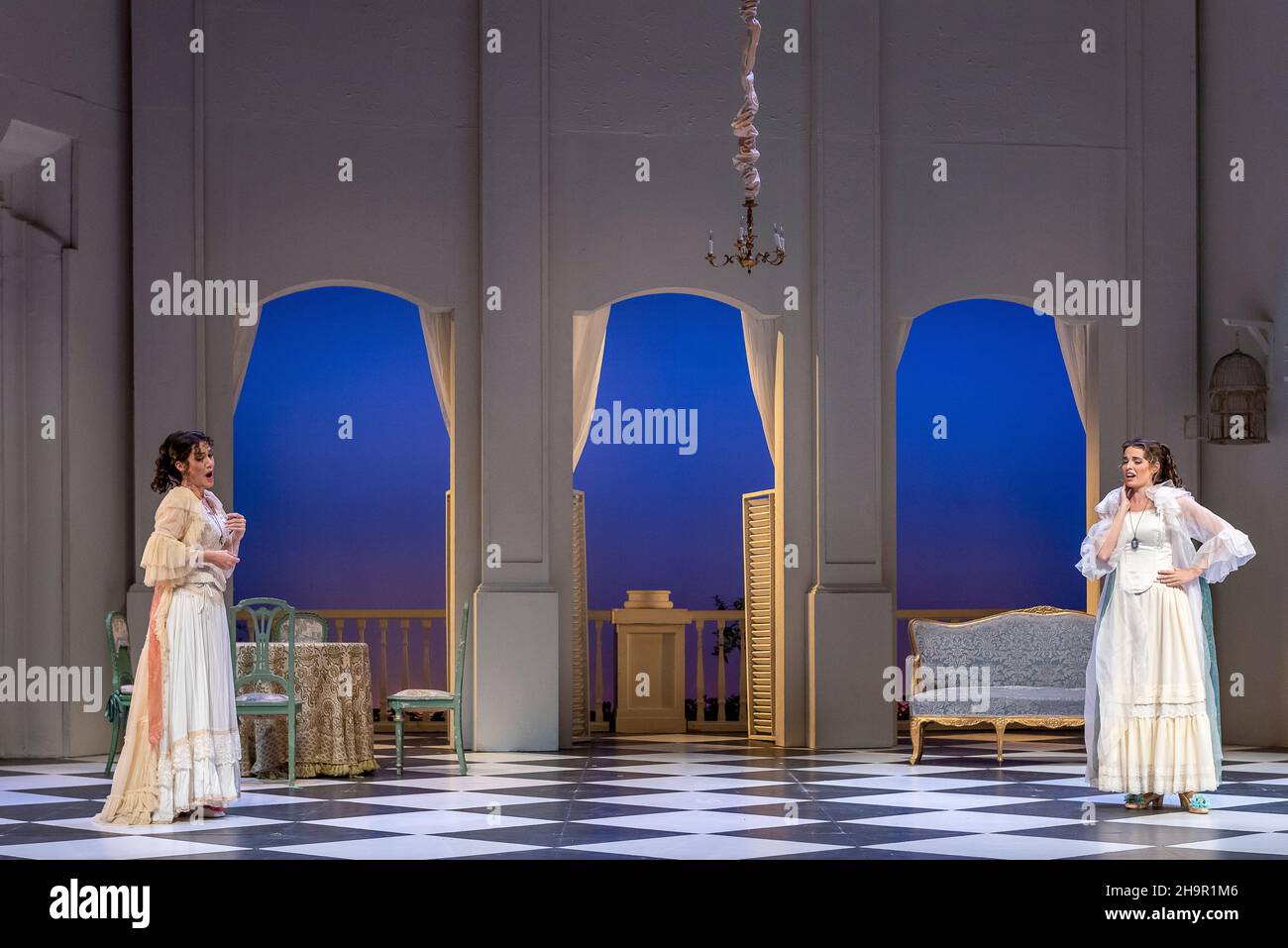 Generalprobe der Oper 'Cosi Fan Tutte' von Wolfgang Amadeus Mozart und Lorenzo Da Ponte, Auditorium Theater von Roquetas de Mar, Almeria, Spanien. Stockfoto