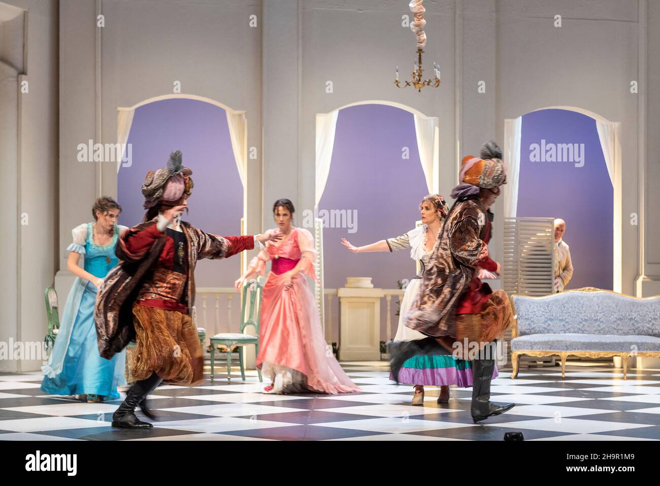 Generalprobe der Oper 'Cosi Fan Tutte' von Wolfgang Amadeus Mozart und Lorenzo Da Ponte, Auditorium Theater von Roquetas de Mar, Almeria, Spanien. Stockfoto