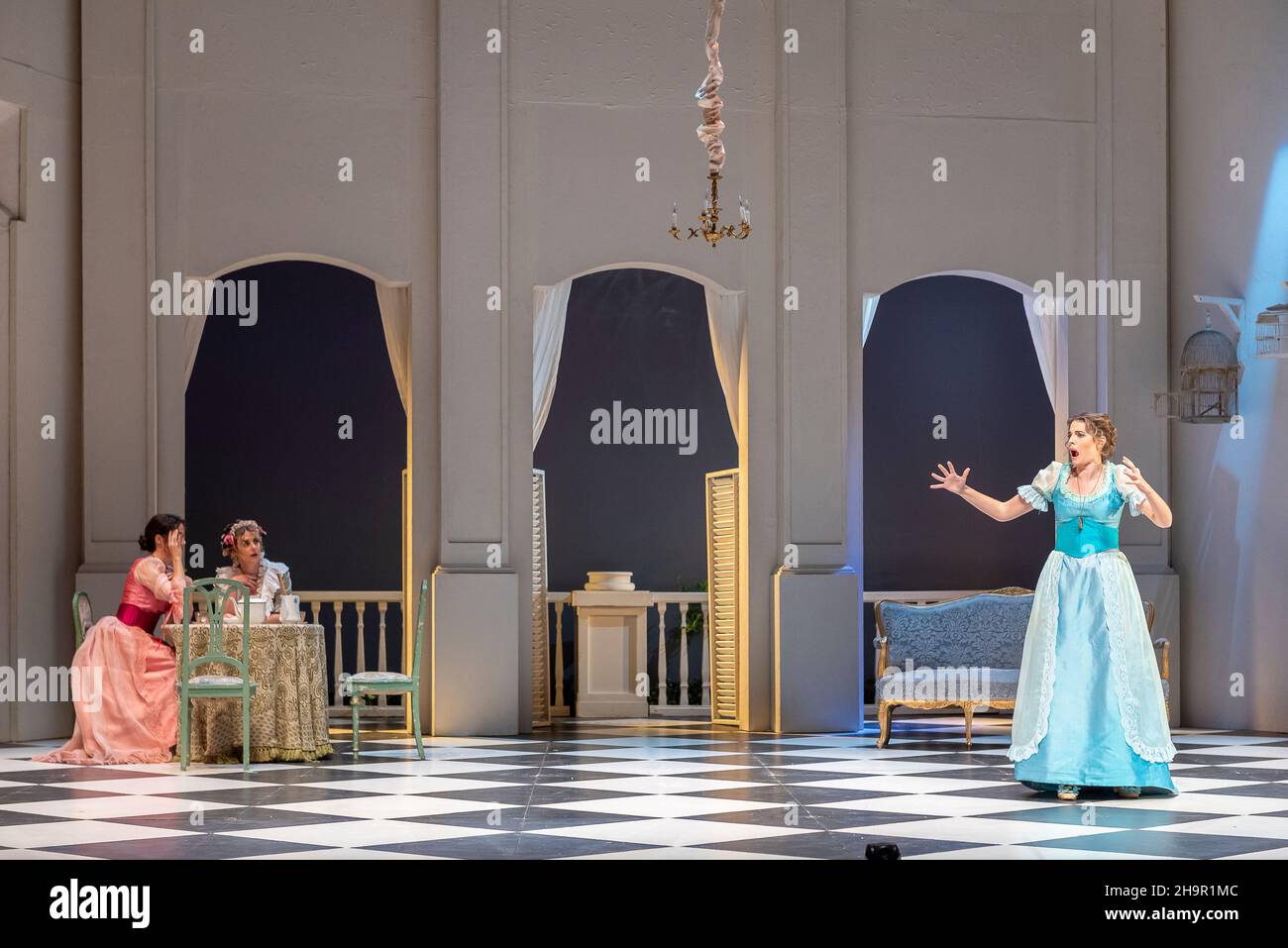 Generalprobe der Oper 'Cosi Fan Tutte' von Wolfgang Amadeus Mozart und Lorenzo Da Ponte, Auditorium Theater von Roquetas de Mar, Almeria, Spanien. Stockfoto