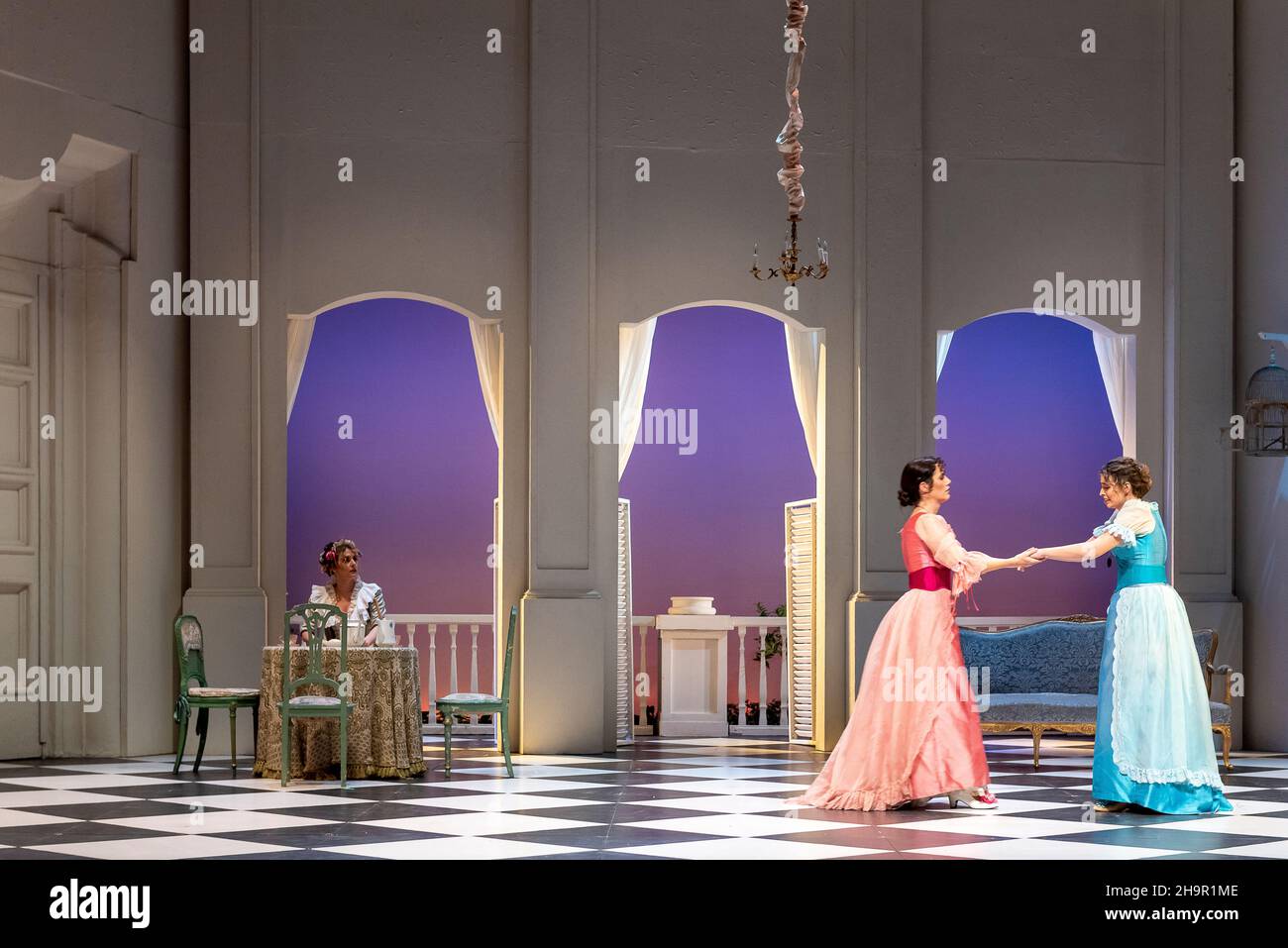 Generalprobe der Oper 'Cosi Fan Tutte' von Wolfgang Amadeus Mozart und Lorenzo Da Ponte, Auditorium Theater von Roquetas de Mar, Almeria, Spanien. Stockfoto
