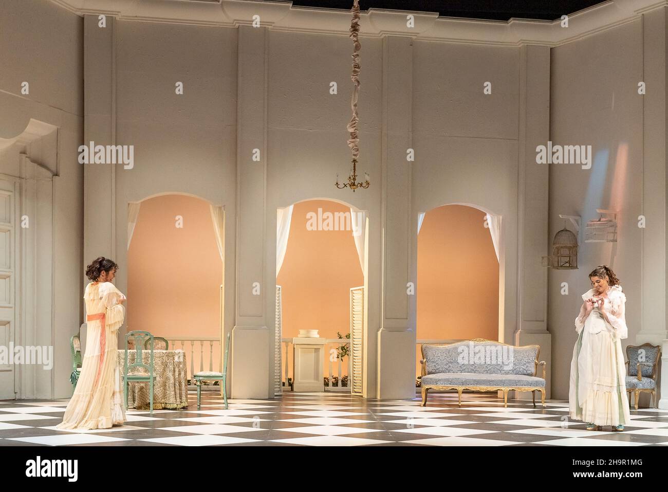 Generalprobe der Oper 'Cosi Fan Tutte' von Wolfgang Amadeus Mozart und Lorenzo Da Ponte, Auditorium Theater von Roquetas de Mar, Almeria, Spanien. Stockfoto