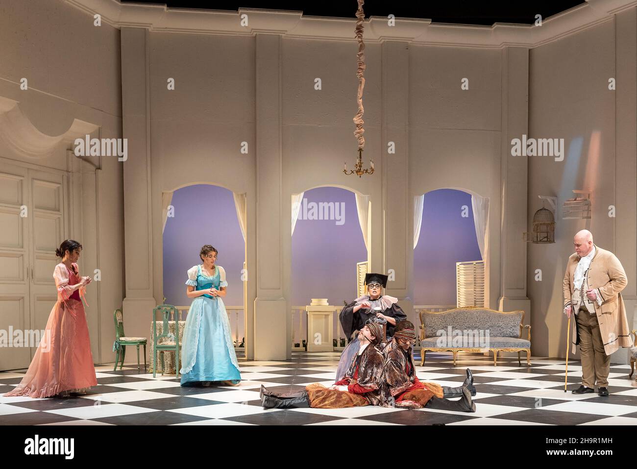 Generalprobe der Oper 'Cosi Fan Tutte' von Wolfgang Amadeus Mozart und Lorenzo Da Ponte, Auditorium Theater von Roquetas de Mar, Almeria, Spanien. Stockfoto