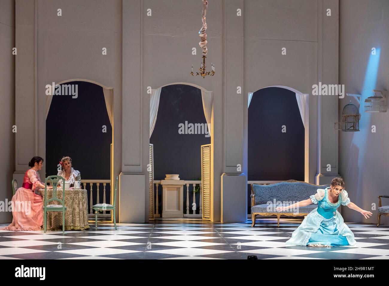 Generalprobe der Oper 'Cosi Fan Tutte' von Wolfgang Amadeus Mozart und Lorenzo Da Ponte, Auditorium Theater von Roquetas de Mar, Almeria, Spanien. Stockfoto