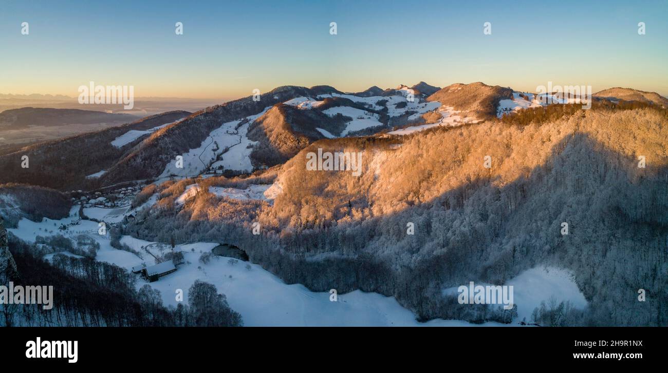 Am frühen Morgen über der ersten Jurakette, Luftaufnahme, Frohburg, Trimbach, Solothurn, Schweiz Stockfoto