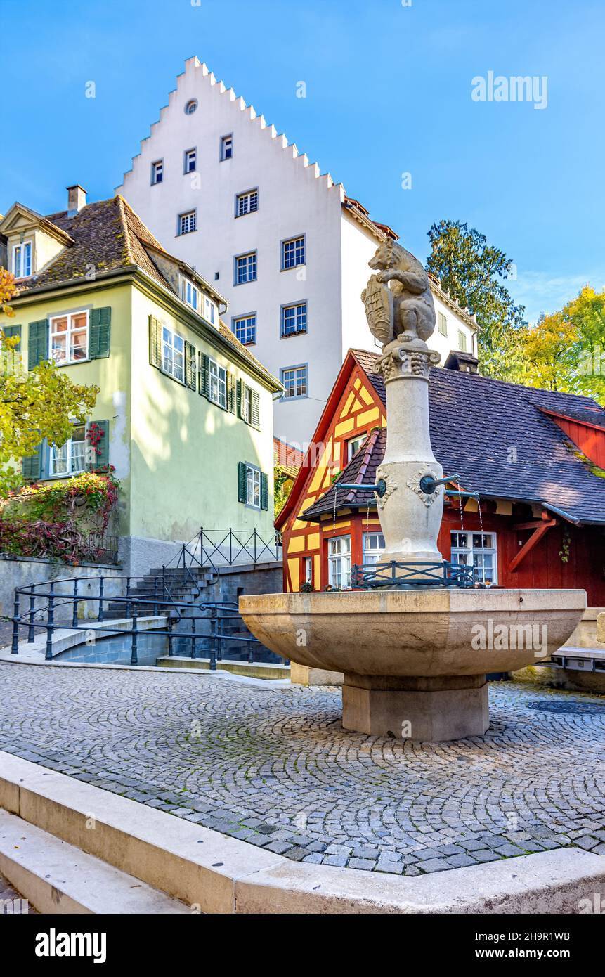 Bärenbrünnle-Brunnen, der historische Stadtbrunnen in der Steigstraße, Meersburg am Bodensee, Baden-Württemberg, Deutschland. Stockfoto