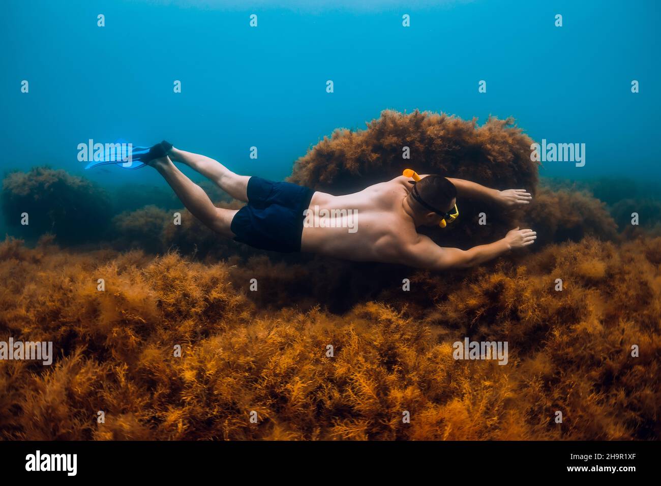9. September 2021. Anapa, Russland. Mann mit Maske und Flossen tauchen unter Wasser im Meer. Stockfoto