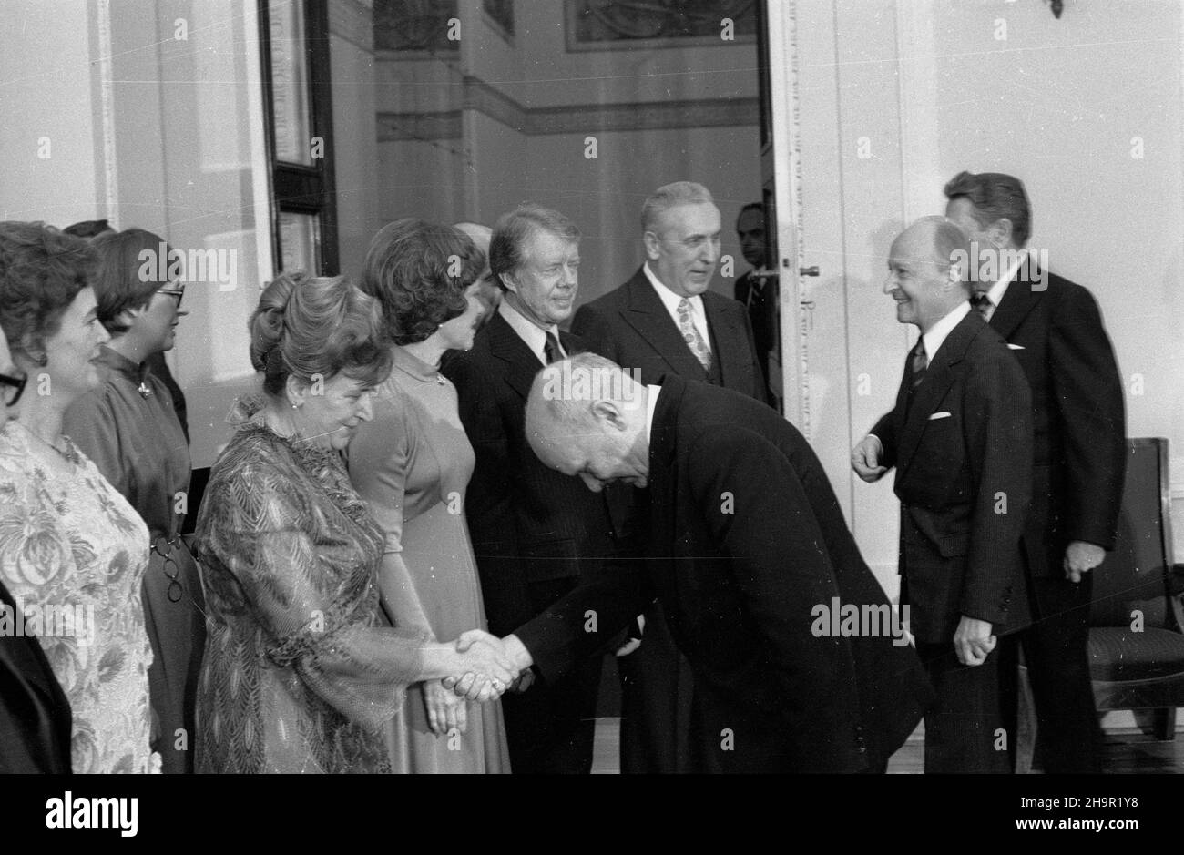 Warszawa, 1977-12-30. Z okazji wizyty prezydenta Stanów Zjednoczonych Ameryki (USA) Jimmy'Ego Cartera w Urzêdzie Rady Ministrów odby³o siê przyjêcie. Pañstwo Carter i Gierek witaj¹ zaproszonych goœci. NZ. m.in. od lewej Stanis³awa Gierek (œciska d³oñ profesorowi Stanis³awowi Lorentzowi), Rosalynn Carter, Jimmy Carter, Edward Gierek. Z prawej kompozytor i pianista Witold Lutos³awski. Ad PAP/Zbigniew Matuszewski Warschau, 30. Dezember 1977. Anlässlich des Besuchs des US-Präsidenten Jimmy Cartera im Ministerrat wurde ein Empfang abgehalten. Die Carters und die Giereks sind wir Stockfoto