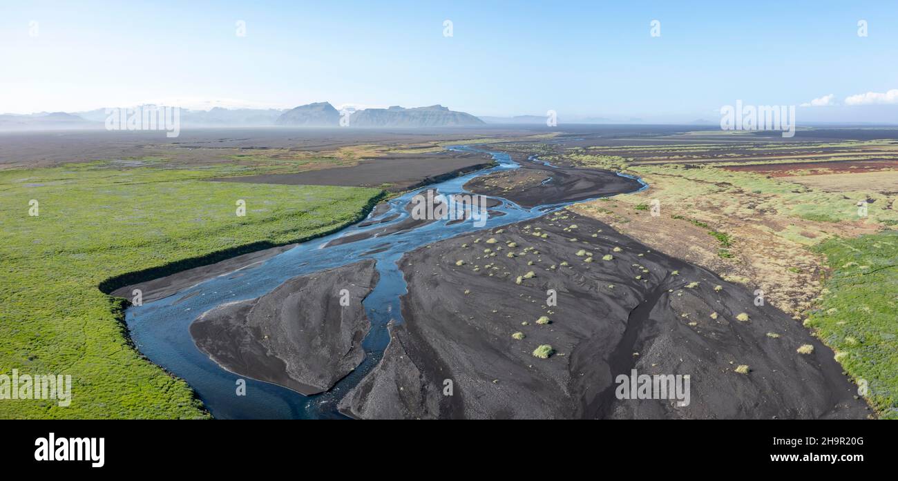 Luftaufnahme, Fluss und grüne Landschaft, Berge im Hintergrund, Suourland, Island Stockfoto