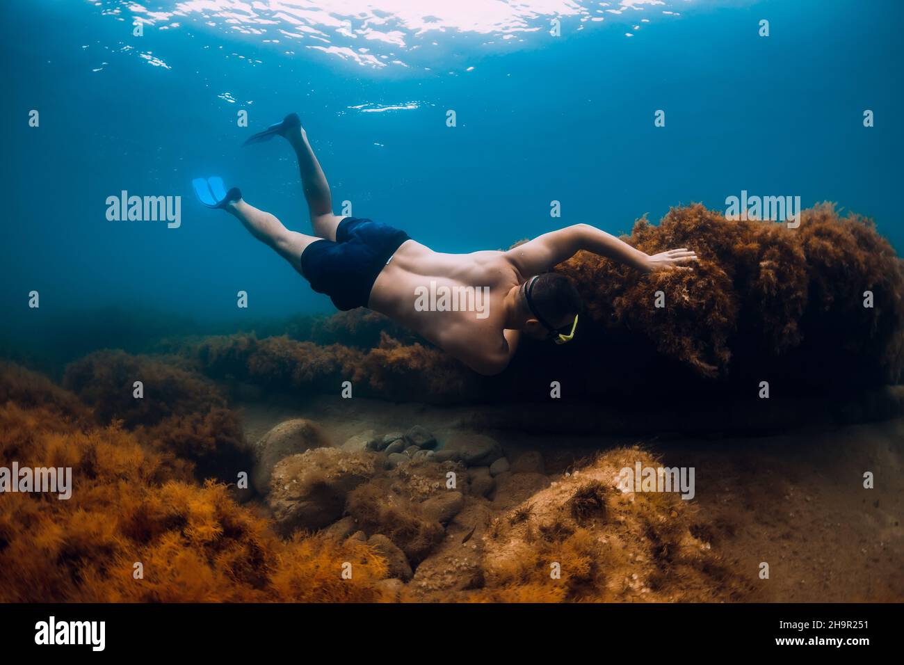 9. September 2021. Anapa, Russland. Mann mit Maske und Flossen tauchen unter Wasser im Meer. Stockfoto