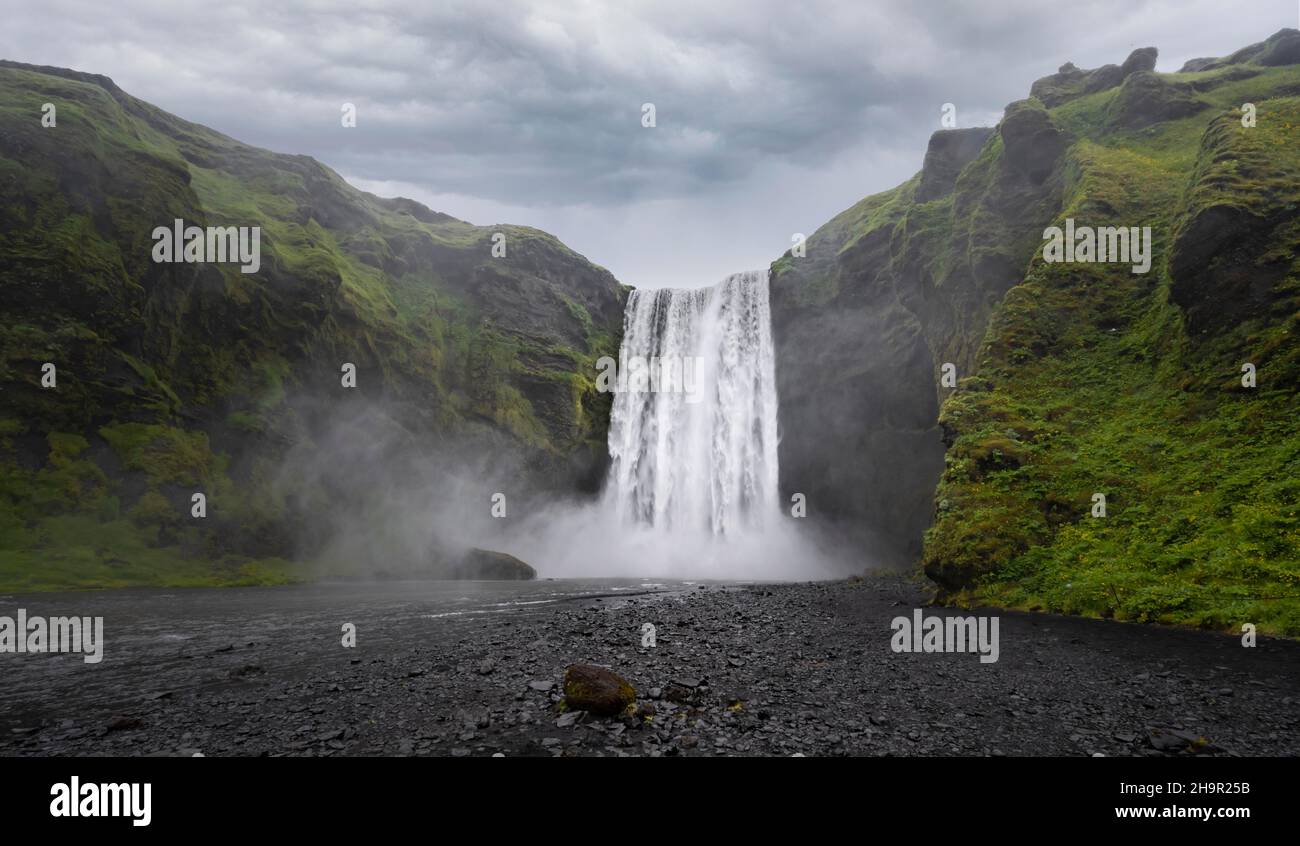 Skogafoss Wasserfall in dramatischer Stimmung, Südisland, Island Stockfoto