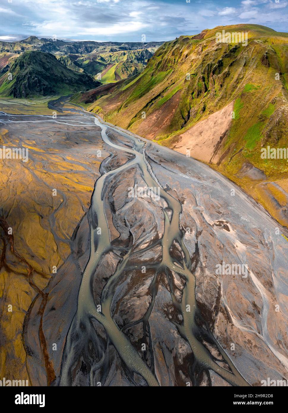 Bergpanorama, vulkanische Landschaft und Fluss, Gletscherfluss von oben, Luftaufnahme, schlängelnde Flussarme, wilde Natur, isländische Highlands Stockfoto