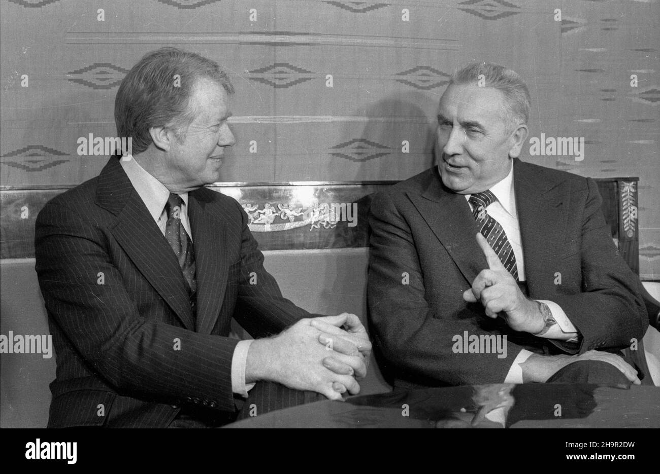 Warszawa, 1977-12-30. I sekretarz KC PZPR Edward Gierek (P) i prezydent USA Jimmy Carter podczas rozmowy. Ad PAP/Zbigniew Matuszewski Warschau, Den 30. Dezember 1977. 1st Sekretär des Zentralkomitees der Polnischen Vereinigten Arbeiterpartei Edward Gierek (rechts) und US-Präsident Jimmy Carter. Ad PAP/Zbigniew Matuszewski Stockfoto