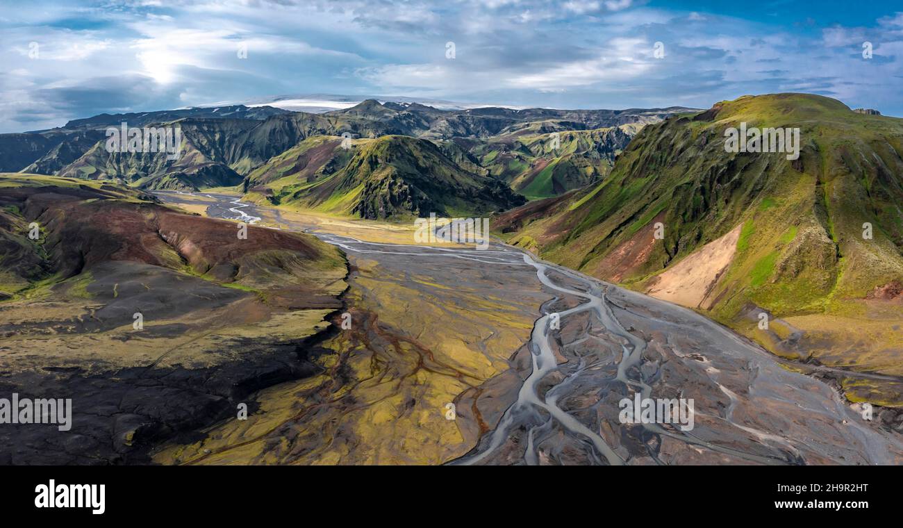 Bergpanorama, vulkanische Landschaft und Fluss, Gletscherfluss von oben, Luftaufnahme, schlängelnde Flussarme, wilde Natur, isländische Highlands Stockfoto