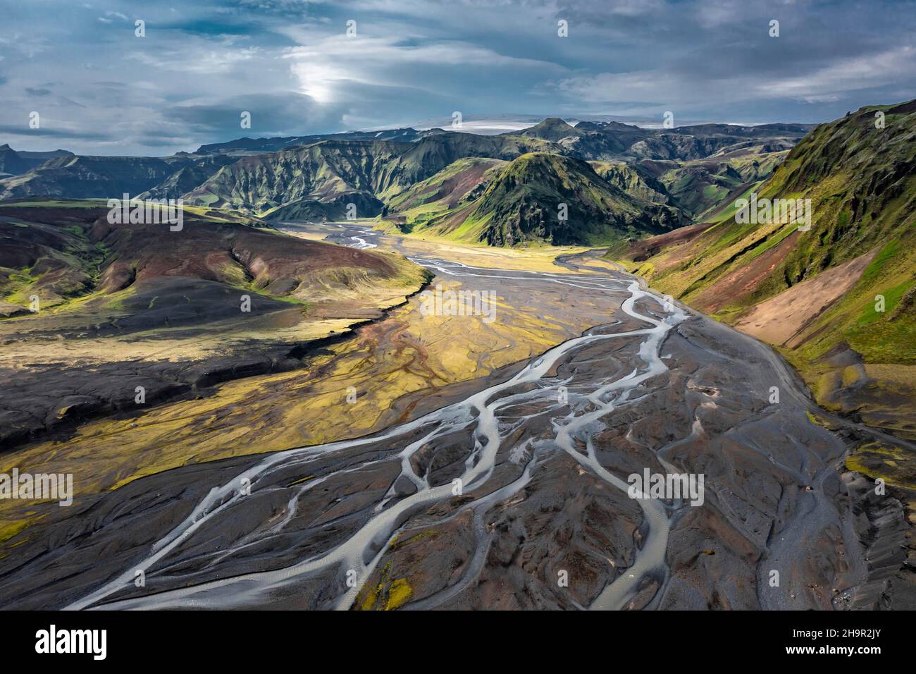 Bergpanorama, vulkanische Landschaft und Fluss, Gletscherfluss von oben, Luftaufnahme, schlängelnde Flussarme, wilde Natur, isländische Highlands Stockfoto