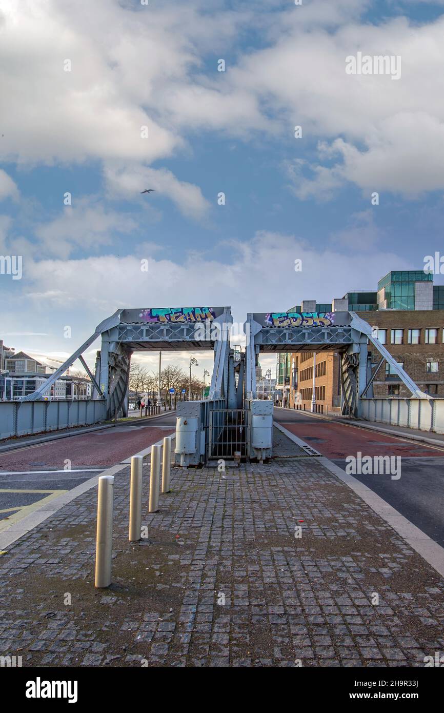 Sherzer Rolling Lift Bridges, Docklands, Custom House Quay, North Dock, Dublin durch die Linse, Dublin, Irland Stockfoto