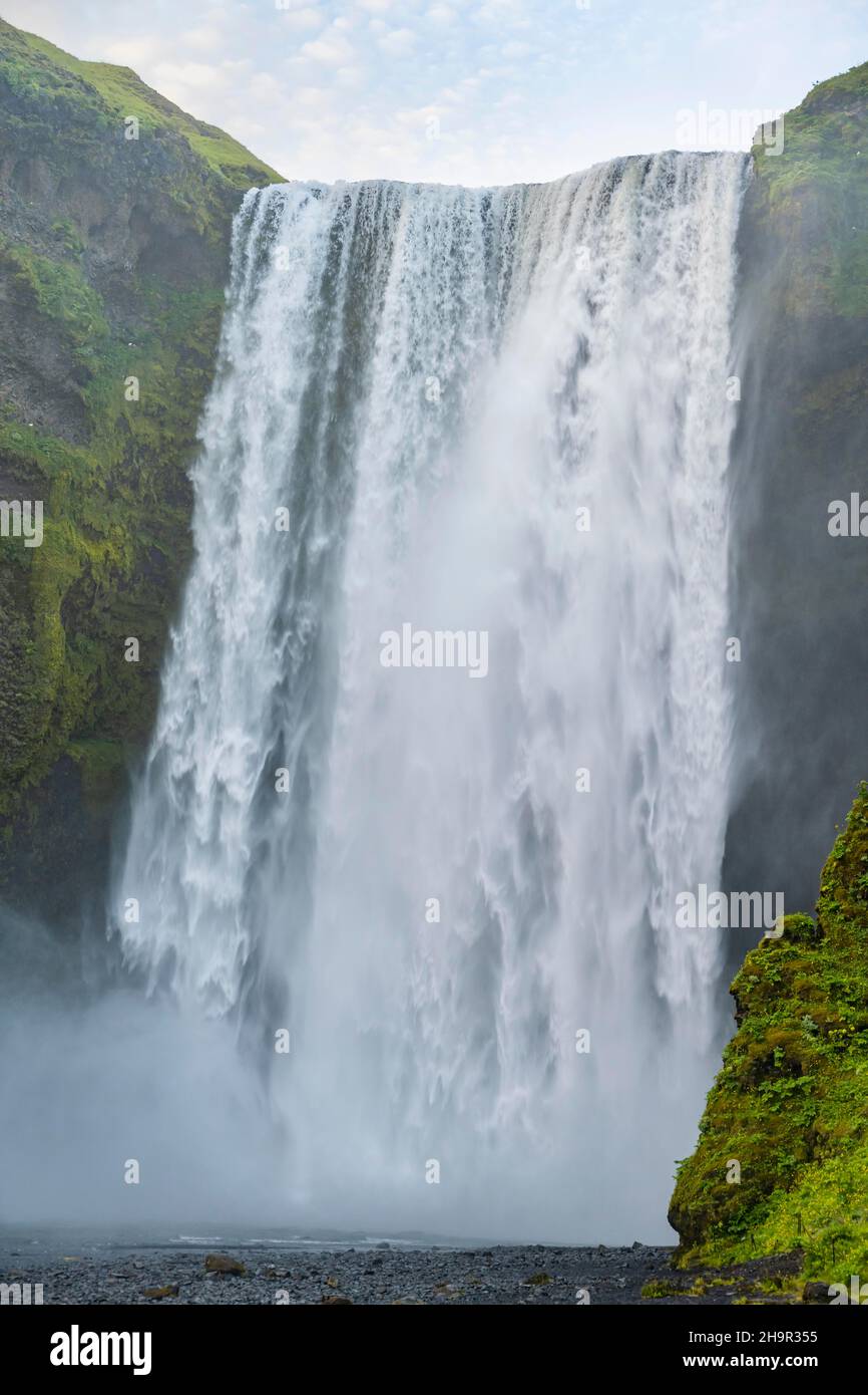 Riesige Wasserfall Kaskaden hinunter Klippe, Skogafoss Wasserfall, Südisland, Island Stockfoto