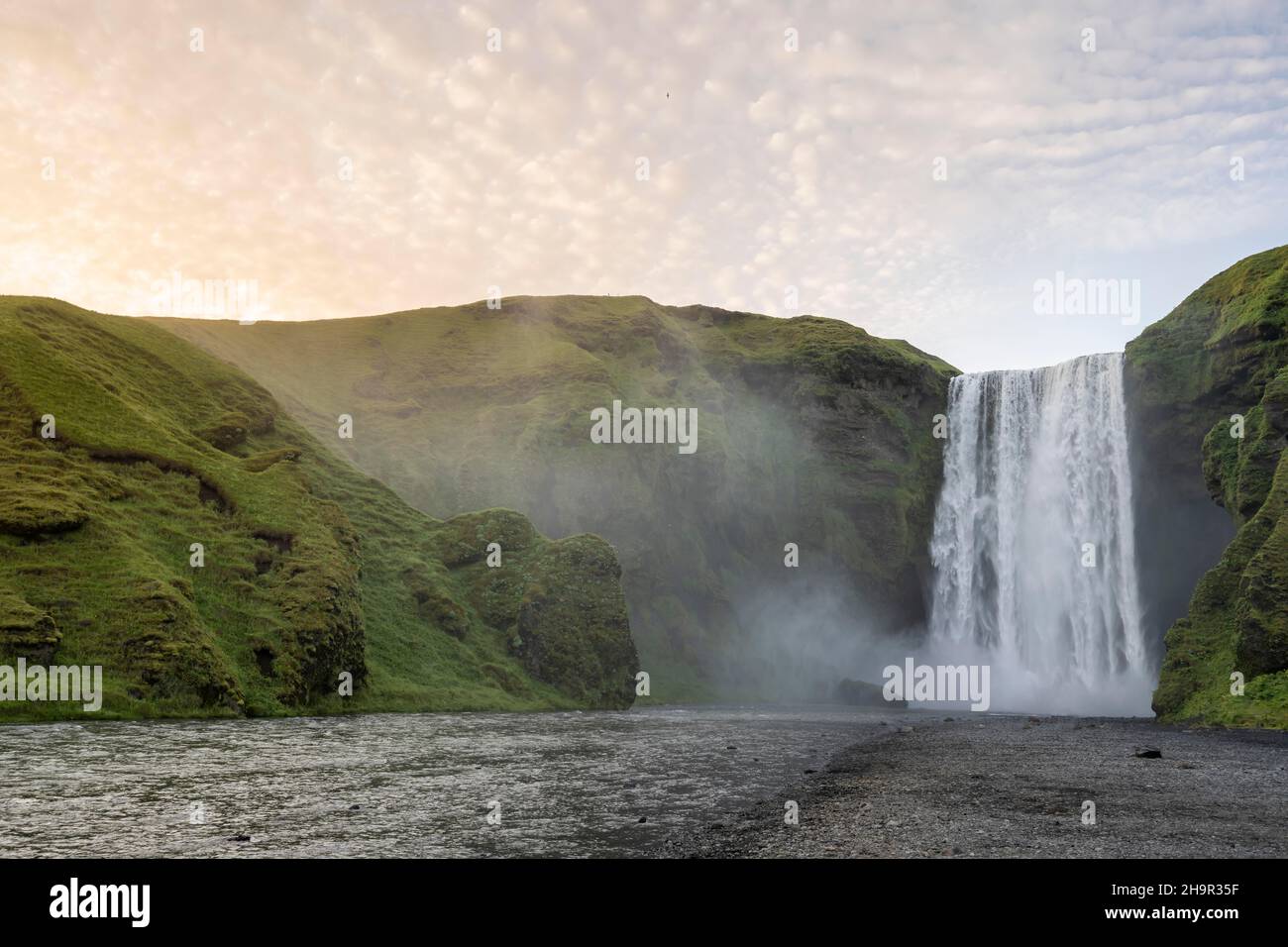 Abendliche Atmosphäre, Wasserfällen an den Klippen, Skogafoss Wasserfall, Südisland, Island Stockfoto