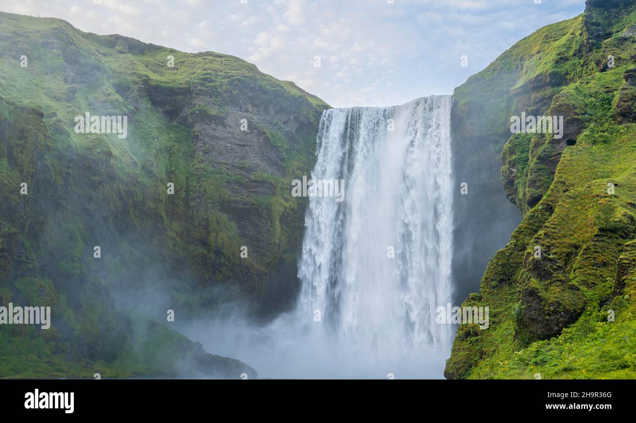 Riesige Wasserfall Kaskaden hinunter Klippe, Skogafoss Wasserfall, Südisland, Island Stockfoto