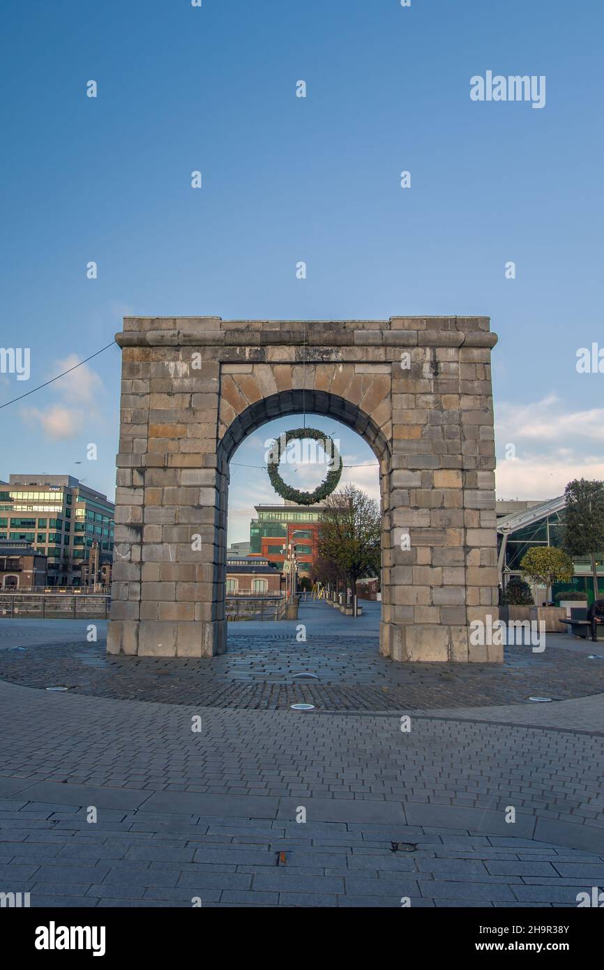 Docklands in Pandemium covid-19, Irland, Docklands Walking Tour, Walking Along Rivwe Liffey in Pandemium, Custom House Quay, Dublin, Irland Stockfoto