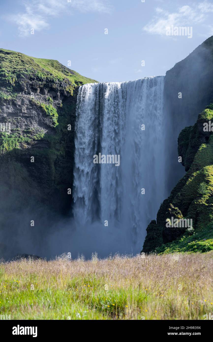 Skogafoss Wasserfall im Sommer bei schönem Wetter, Skogar, Sudurland, Südisland, Island Stockfoto