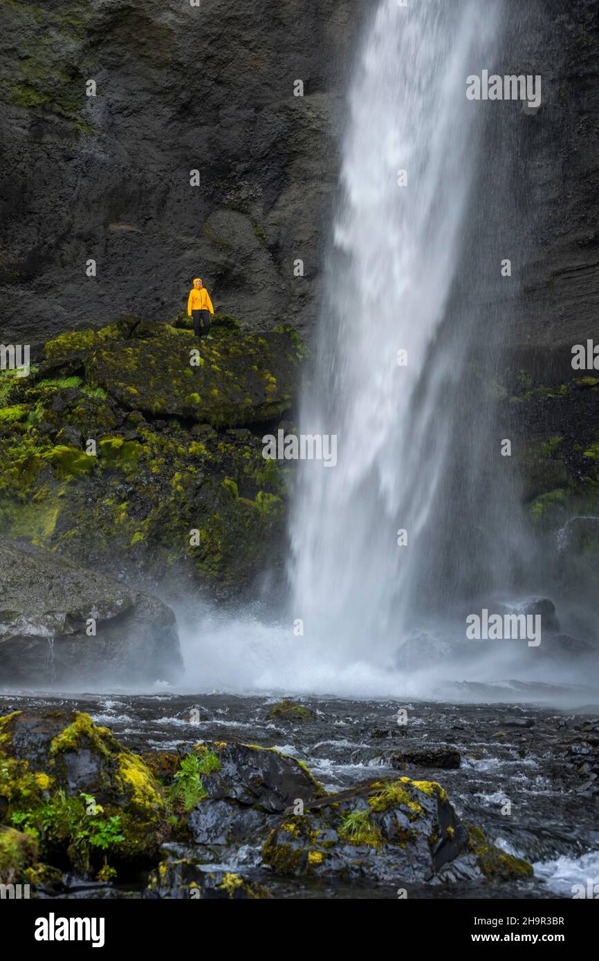 Skogafoss Wasserfall im Sommer bei schönem Wetter, Skogar, Sudurland, Südisland, Island Stockfoto