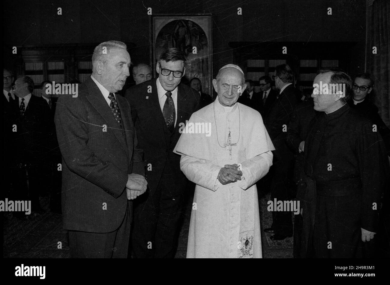 W³ochy, Rzym, 1977-12-01. Pierwsza oficjalna wizyta delegacji rz¹dowej PRL w Watykanie. NZ. m.in. I sekretarz KC PZPR Edward Gierek (L) i Papier¿ Pawe³ VI (3L). Ad/gr PAP/Zbigniew Matuszewski Rom, Italien, 1. Dezember 1977. Die erste offizielle Delegation der Behörden der Polnischen Volksrepublik im Vatikan. Im Bild: Edward Gierek (links), Sekretär des Zentralkomitees der Polnischen Vereinigten Arbeiterpartei (1st) und Papst Paul VI. (3rd von links). Ad/gr PAP/Zbigniew Matuszewski Stockfoto