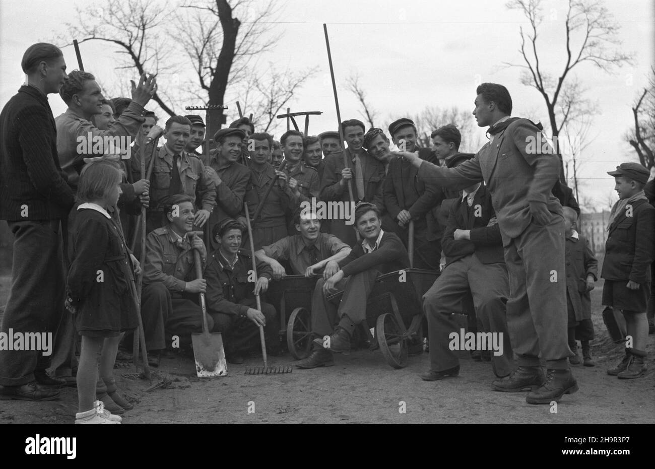 Warszawa, 1949-04-01. Akcja prax dorywczych hufców Powszechnej Organizacji S³u¿BA Polsce. W ramach tzw. trzydniówek junacy i junaczki podjêli siê wykonania szeregu zadañ porz¹dkowych w stolicy. NZ. Junacy SP porz¹dkuj¹ Ogród Saski. uu PAP Warschau, 1. April 1949. Jugendteams der Organisation, die Polen betreut, helfen, Warschau aufzuräumen. Die Teams arbeiteten in dreitägigen Schichten in der Stadt. Im Bild: Reinigung des Saski Parks. uu Stockfoto