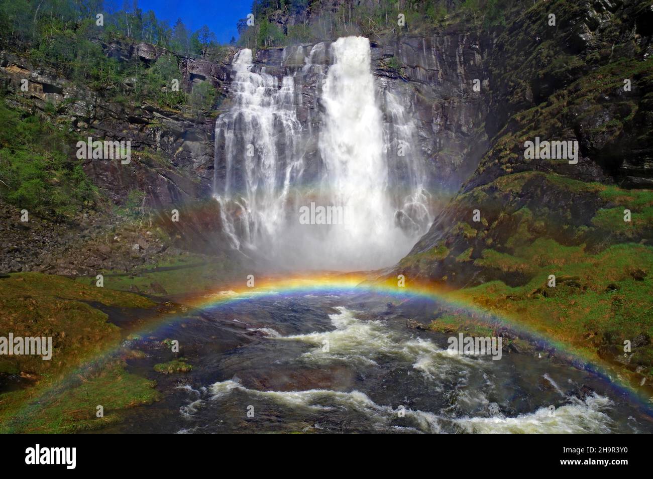 Wasserfall mit Regenbogen, Frühling, Skjervefossen, Granivin, Westnorwegen, Norwegen Stockfoto