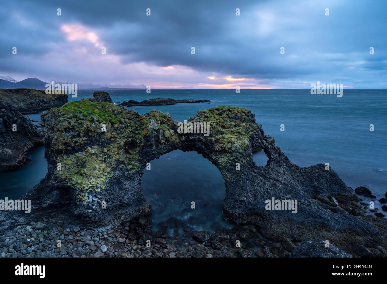 Gatklettur in der morgendlichen Atmosphäre, Felsbogen im Meer, Arnarstapi, Snaefellsnes Peninsula, Westisland, Island Stockfoto