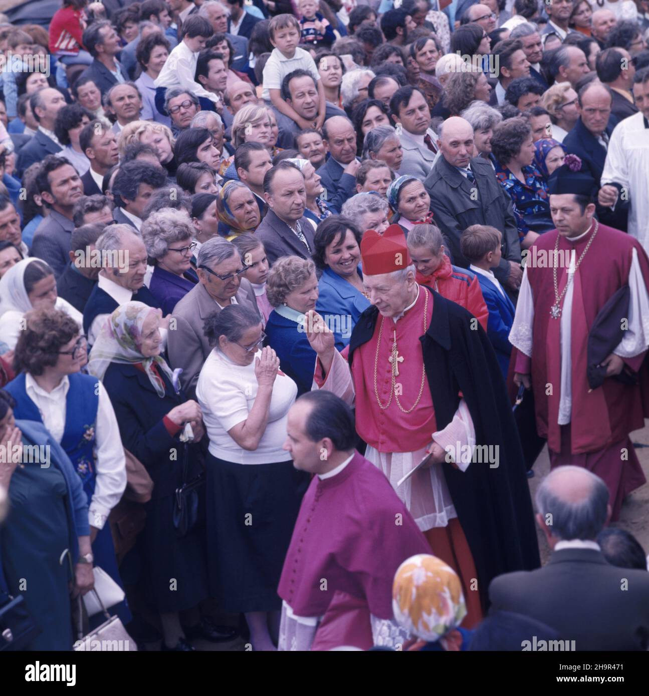 S³upsk 26.06.1977. Uroczystoœæ poœwiêcenia i wmurowania kamienia wêgielnego pod budowê œwi¹tyni pw. b³. Maksymiliana Kolbego na osiedlu Zatorze, której przewodniczy³ prymas Polski kardyna³ Stefan Wyszyñski (w purpurowym birecie). ZA prymasem Wyszyñskiego jego kapelan i sekretarz ksi¹dz Józef Glemp (w czarnym birecie). mta PAP/Andrzej Kossobudzki Or³owski Slupsk 26. Juni 1977. Die Zeremonie der Weihe und Grundsteinlegung unter dem Tempel des Seligen Maksymilian Kolbe im Bezirk Zatorze unter der Leitung von Primas von Polen Kardinal Stefan Wyszynski (trägt violette Piretta) hinter dem Prim Stockfoto