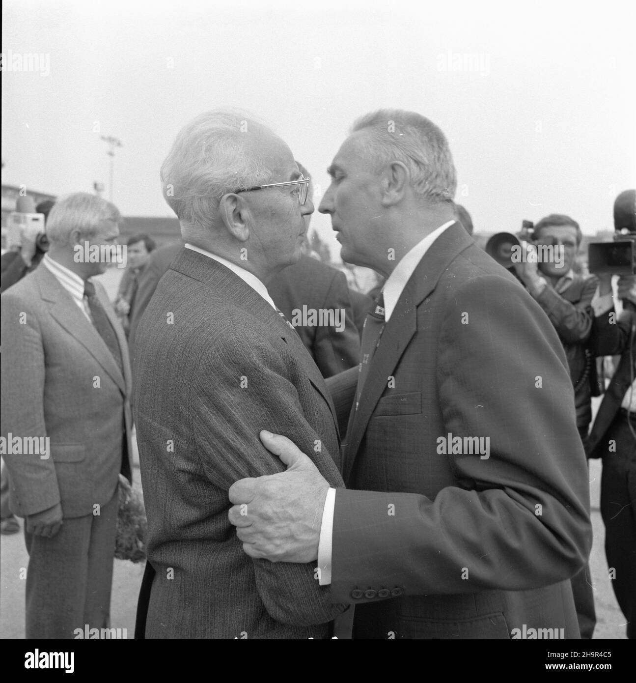 Czechos³owacja, Praga 04.07.1977. Wizyta i sekretarza KC PZPR Edwarda Gierka w Czechos³owacji. NZ. przywódca Komunistycznej Partii Czechos³owacji Gustav Husak (L) wita Edwarda Gierka (tzw. poca³unek na niedŸwiedzia). meg PAP/Jan Morek Prag, Tschechoslowakei, 04. Juli 1977. Der erste Sekretär des Zentralkomitees der Polnischen Vereinigten Arbeiterpartei Edward Gierek (R) wird vom Führer der Kommunistischen Partei der Tschechoslowakei Gustav Husak (2-L) in Prag mit einem Kuss begrüßt. Der erste Sekretär Gierek ist in der Tschechoslowakei zu Besuch. PAP/JAN MOREK Stockfoto