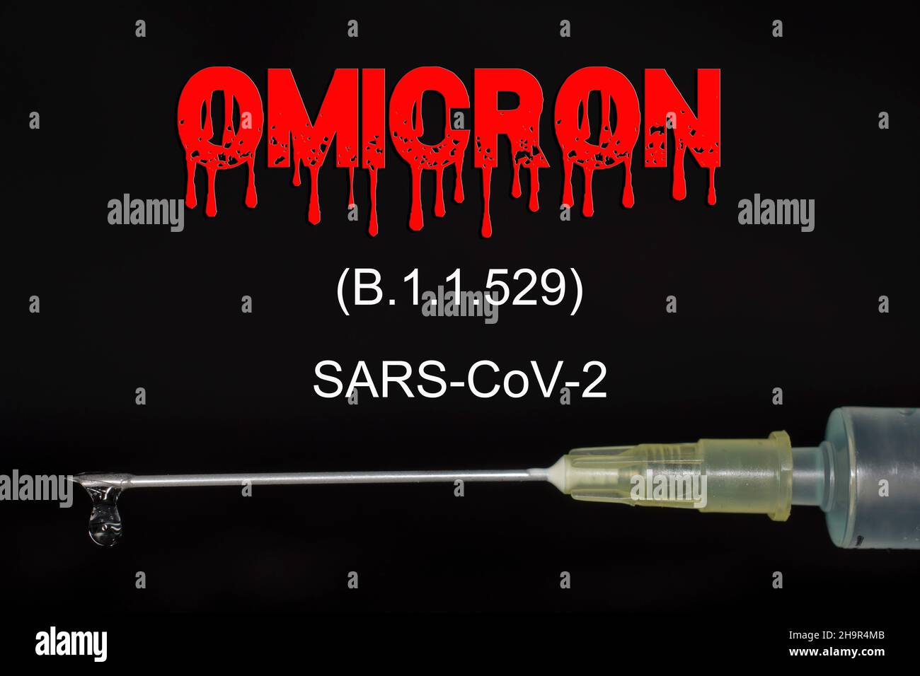 Injektionsspritze mit dem Impfstoff gegen das Omicron-Virus (B.1.1.529), Studiofotografie mit schwarzem Hintergrund Stockfoto
