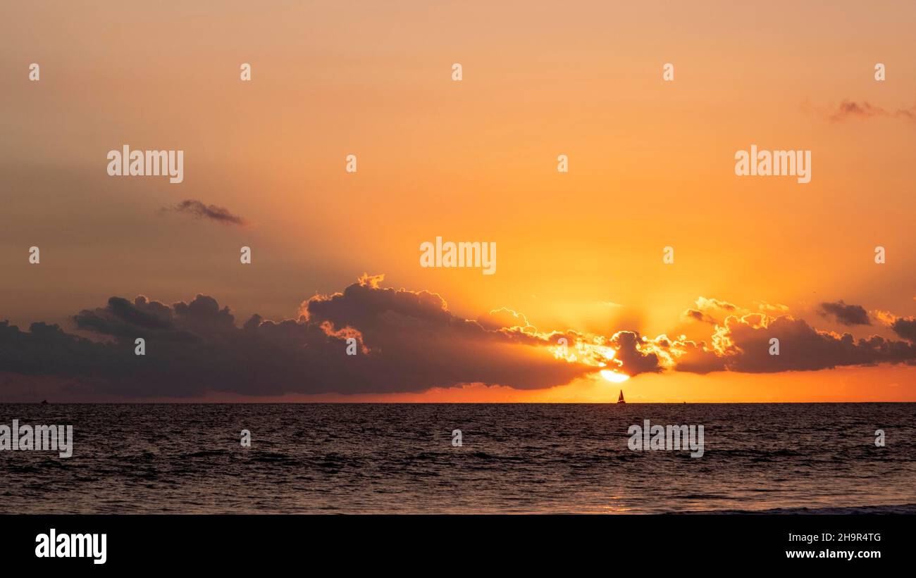 Segelboot im Meer bei Sonnenuntergang, Gran Canaria, Kanarische Inseln, Spanien Stockfoto