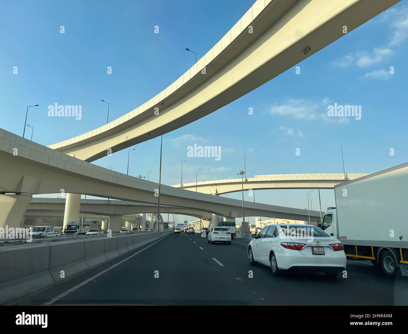 Shamal Road Unterführung und Blick auf die Brücke. Doha Road und Verkehr Stockfoto