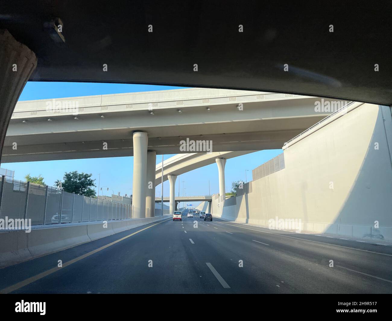 Shamal Road Unterführung und Blick auf die Brücke. Doha Road und Verkehr Stockfoto