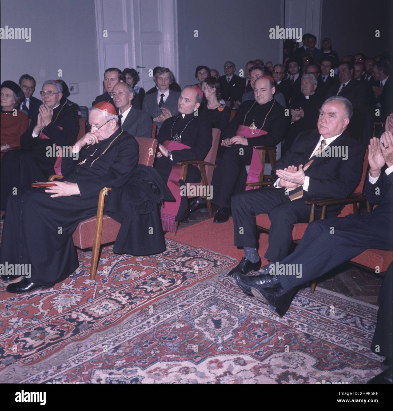 Lublin 10,1976. Inauguracja roku akademickiego 1976/1977 na Katolickim Uniwersytecie Lubelskim (KUL). NZ. m.in. biskup ³om¿yñski Miko³aj Sasinowski (w pierwszym rzêdzie 2L), prymas Polski kardyna³ Stefan Wyszyñski (w pierwszym rzêdzie 3L), za nim biskup diecezjalny lubelski Boles³aw Pylak, za nim biskup pomocniczy lubelski Zygmunt Kamiñski, Minister-kierownik Urzêdu do Spraw Wyznañ Kazimierki mta K¹kol (pta) Or³owski Dok³adny dzieñ wydarzenia nieustalony. Lublin Oktober 1978. Die Eröffnung des akademischen Jahres 1978/1979 an der Katholischen Universität Lublin (K. Stockfoto