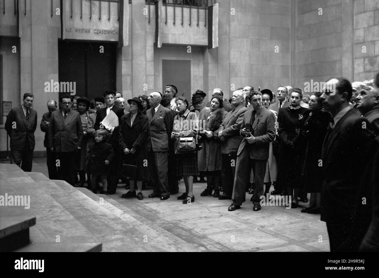 Warszawa, 1949-04-07. Muzeum Narodowe. Otwarcie wystawy prac Felicjana Szczêsnego Kowarskiego (1890-1948). msa PAP Warschau, 7. April 1949. Nationalmuseum. Eröffnung der Ausstellung von Werken von Felicjan Szczesny Kowarski (1890-1948). msa PAP Stockfoto