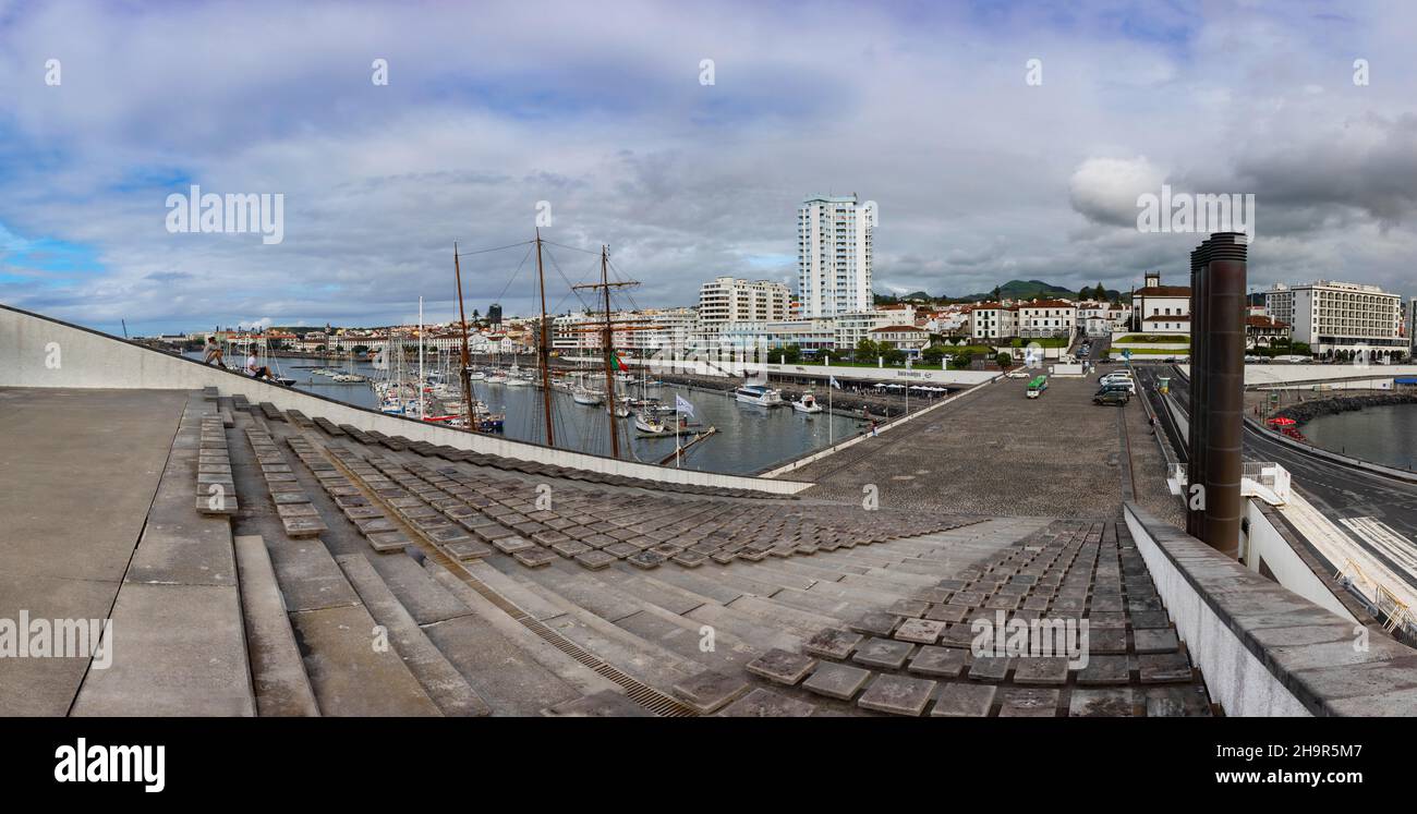 Blick über den Hafen und die Promenade von Ponta Delgada, Sao Miguel Island, Azoren, Portugal Stockfoto