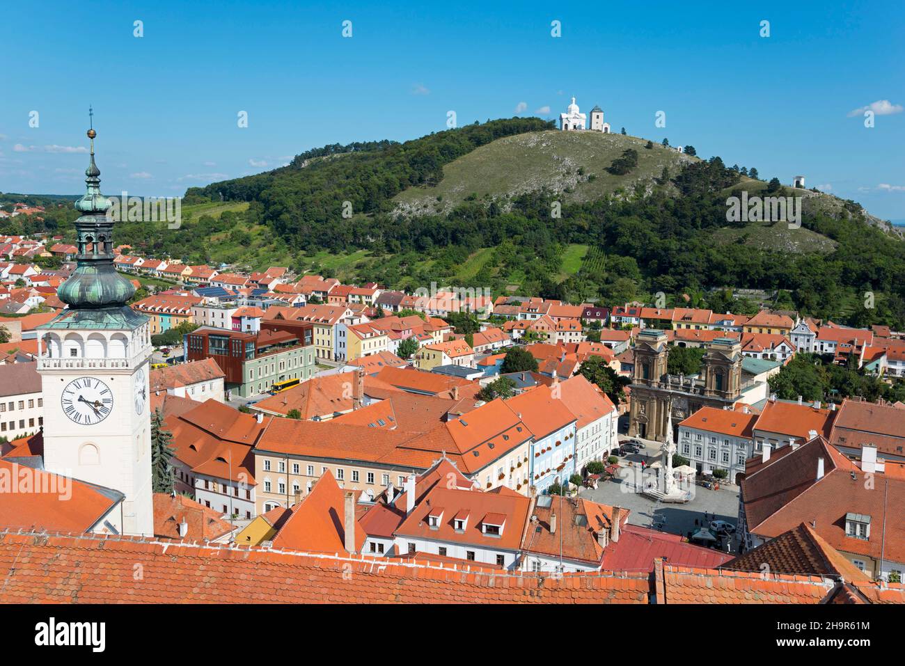 Blick vom Grenzturm des Schlosses auf die Altstadt mit der St. Wenzelskirche und Blick auf den Heiligen Berg Svaty kopecek, Mikulov Stockfoto