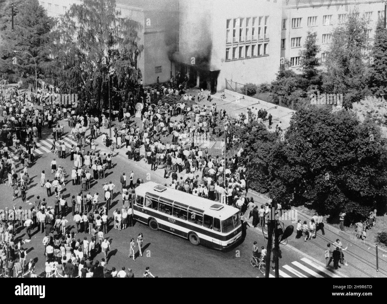 Radom, 1976-06-25. Czerwiec 1976 - kolejna fala strajków i protestów, które wybuch³y po og³oszeniu przez rz¹d Piotra Jaroszewicza wprowadzenia drastycznych podwy¿ek cen urzêdowych na niektóre artyku³y consumpcyjne. NZ. t³um zebrany przed budynkiem Komitetu Wojewódzkiego w Radomiu. Ad PAP/Reprodukcja Dok³adny dzieñ wydarzenia nieustalony. Radom, 25. Juni 1976. Juni 1976 - eine weitere Streikwelle nach der von der Regierung Piotr Jaroszewicz angekündigten Erhöhung der Lebensmittelpreise. Im Bild: Eine Menschenmenge vor dem Gebäude des Provinzkomitees in Radom. Ad PAP/Reprodukcja Stockfoto