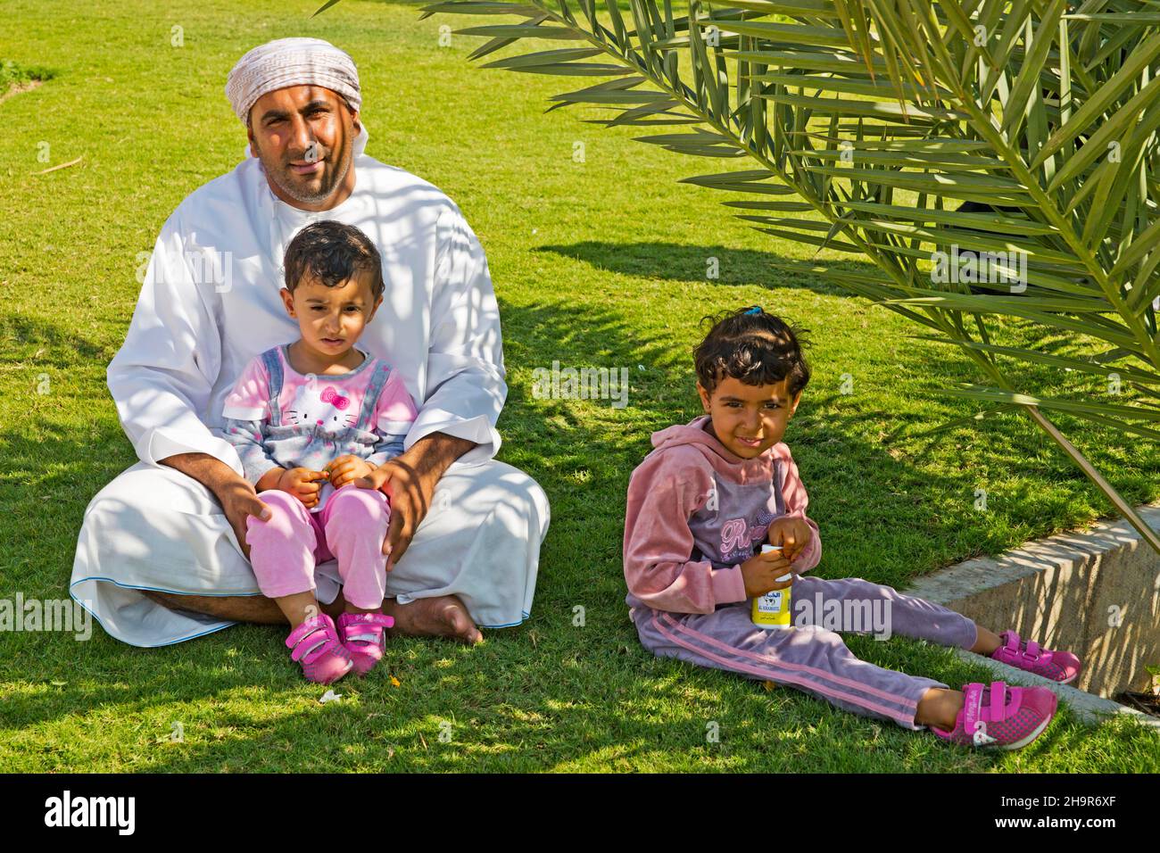 Omani mit Kindern, Picknick am Stausee von Wadi Dayka, Wadi Dayka, Oman Stockfoto