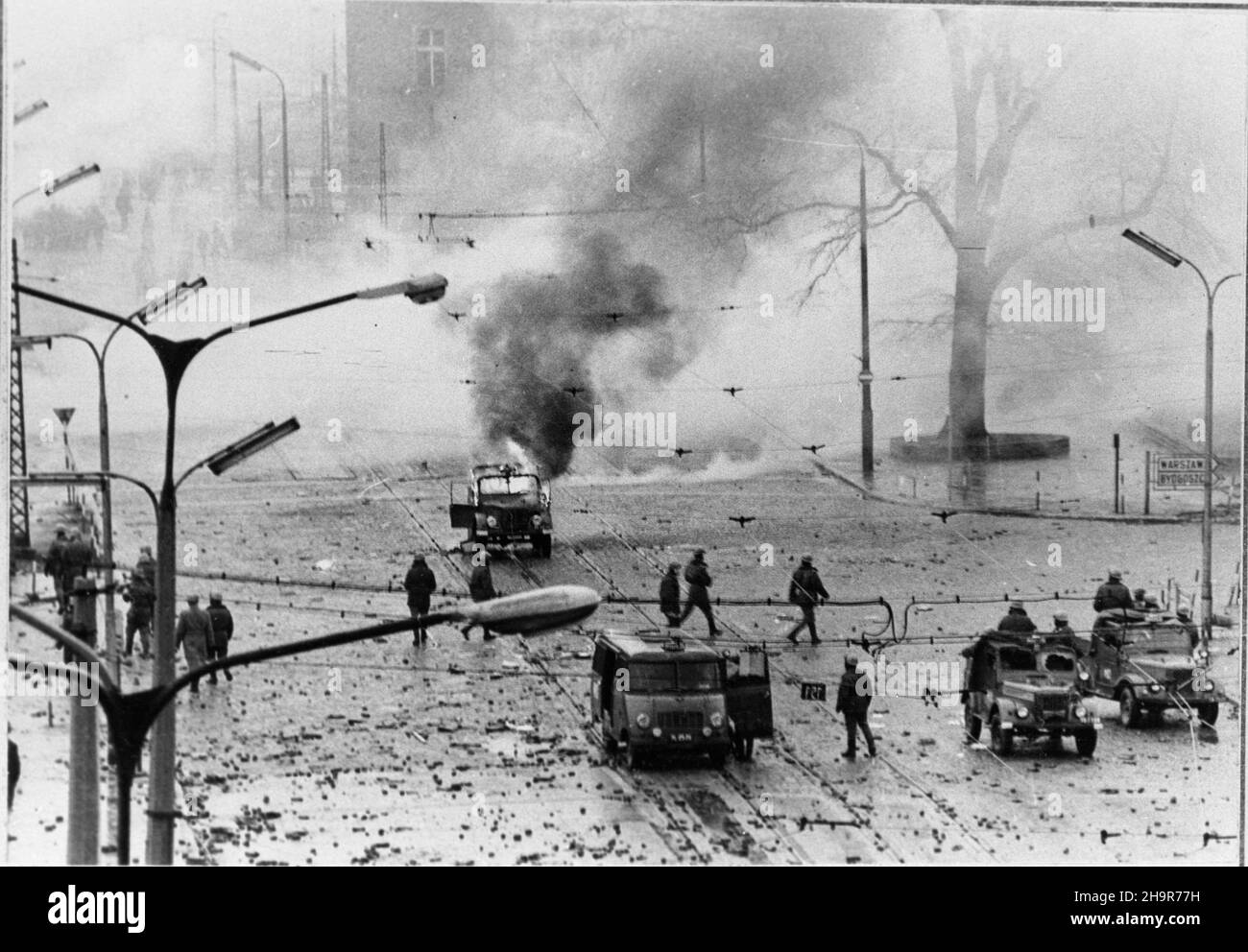 Gdañsk, 1976-06. Czerwiec 1976 - kolejna fala strajków i protestów, które wybuch³y po og³oszeniu przez rz¹d Piotra Jaroszewicza wprowadzenia drastycznych podwy¿ek cen urzêdowych na niektóre artyku³y consumpcyjne. NZ. okolice Komendy Miejskiej Milicji Obywatelskiej. Ad PAP/Reprodukcja Dok³adny dzieñ wydarzenia nieustalony. Danzig, Juni 1976. Juni 1976 - eine weitere Streikwelle nach der von der Regierung Piotr Jaroszewicz angekündigten Erhöhung der Lebensmittelpreise. Im Bild: Bürgermiliz-Hauptquartier . ad PAP/Reprodukcja Stockfoto